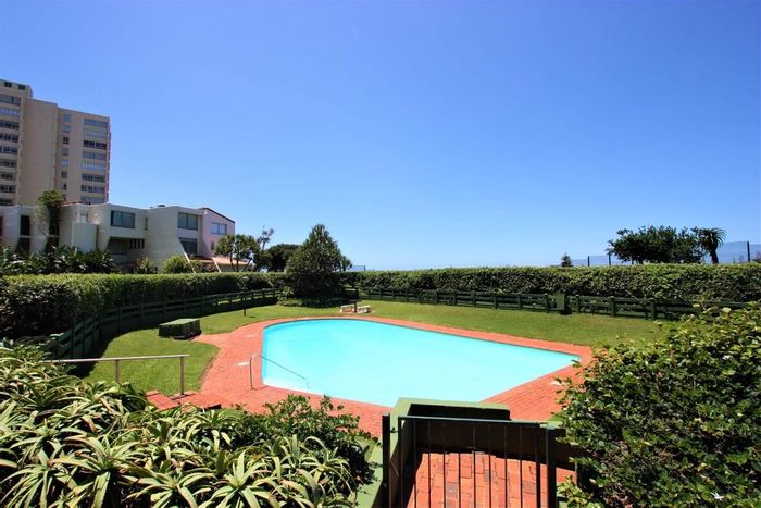 Umhlanga Rocks Central Apartment To Rent: Beachfront access, sea views, 3 bedrooms.