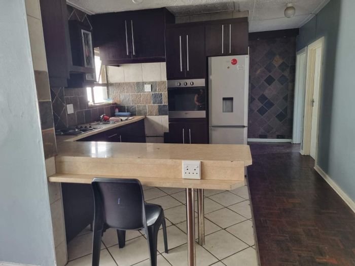 Southernwood Apartment For Sale: 3 bedrooms, balcony, ideal for students, convenient location.