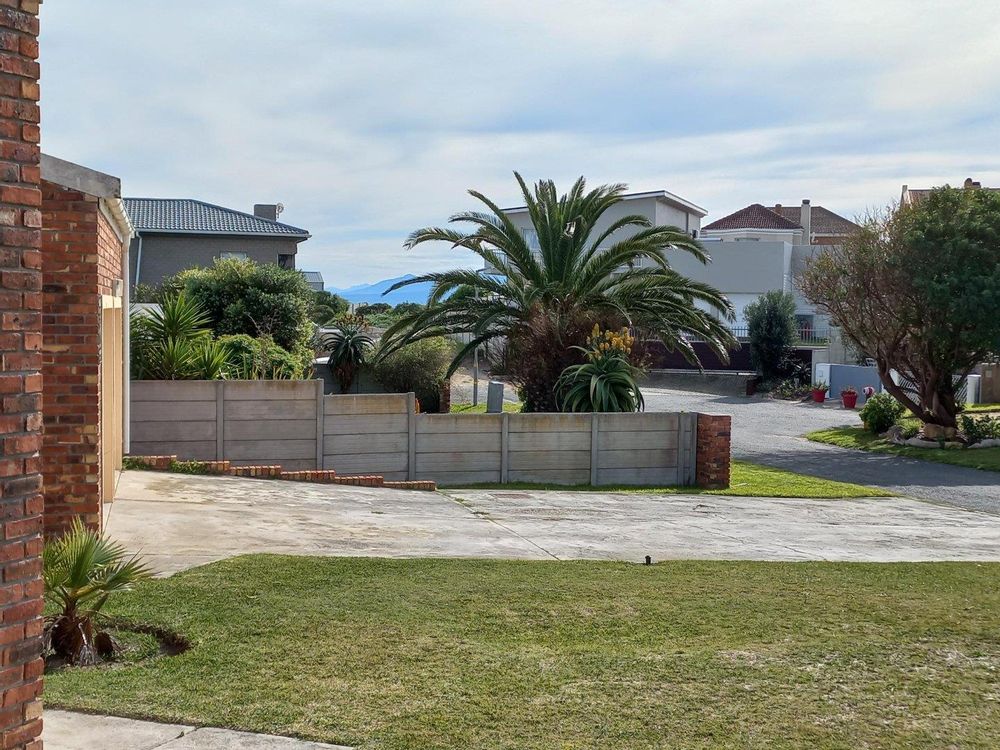 Upmarket Houses down the Street - in the direction of the Ocean.