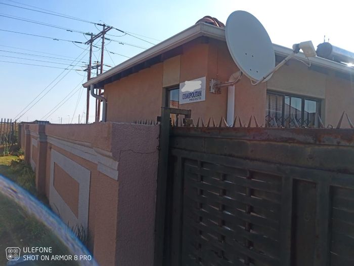 For Sale: House in Windmill Park with 3 bedrooms, flatlets, and security features.