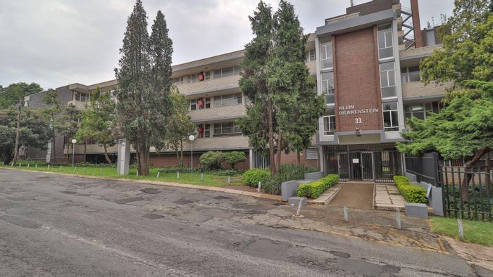 Horison Apartment To Rent: 2 beds, pool, gardens, 24hr security, R8950.