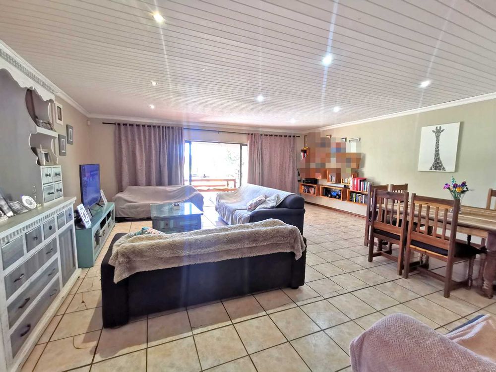 MAIN DWELLING - OPEN PLAN KITCHEN WITH LOUNGE 