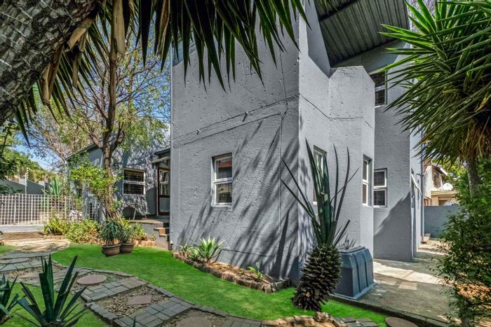 Lonehill House For Sale: 3 beds, garden, triple garage, near schools and parks.
