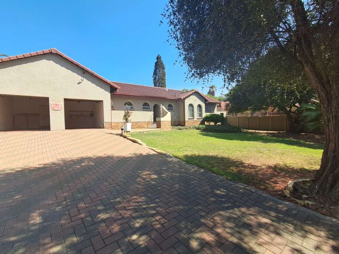 Mulbarton House For Sale: 3 Bedrooms, Pool, Entertainment Area, Double Garage.