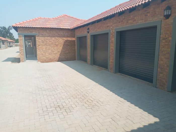 Riversdale Townhouse For Sale: 2 beds, double garage, pet-friendly garden, secure complex.