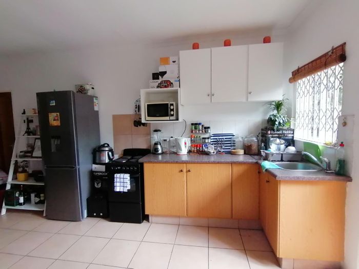 Cottage To Rent in Bromhof: Open-plan living, secure parking, utilities included.