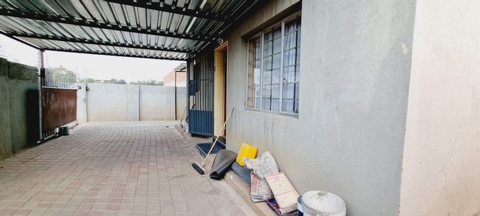 Katutura House For Sale: 2 beds, 2 baths, space to extend, N$ 800,000.