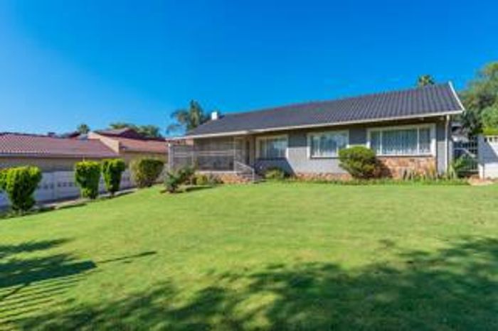 For Sale: House in Mondeor with 3 bedrooms, garage for 5, and staff quarters.
