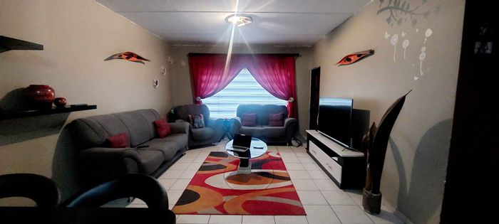 For Sale: Meredale Apartment with 2 Bedrooms, Private Patio, and Covered Parking.