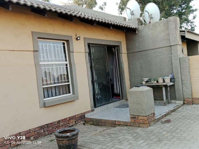 Riversdale Townhouse For Sale: 2 Bedrooms, garage, secure complex, fibre internet.
