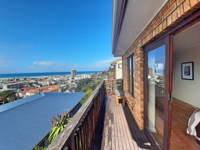 Stunning House For Sale in Muizenberg with Breathtaking Views