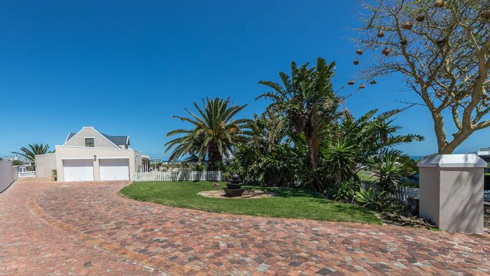 For Sale: House in Grotto Bay Central with garden, fireplace, and nature reserve access.