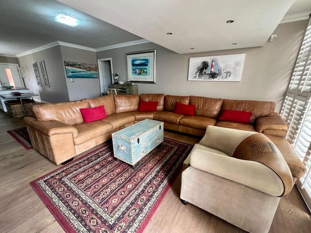 Spacious lounge