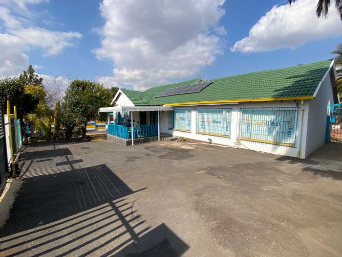Versatile Birch Acres House For Sale: Spacious, commercial potential, ample parking, staff quarters.