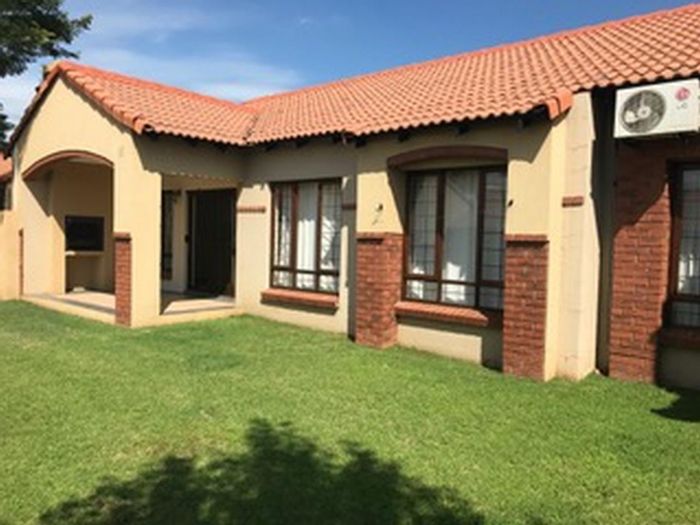 3-Bedroom Townhouse in Moreleta Park with garden, double garage, 24-hour security. To Rent.