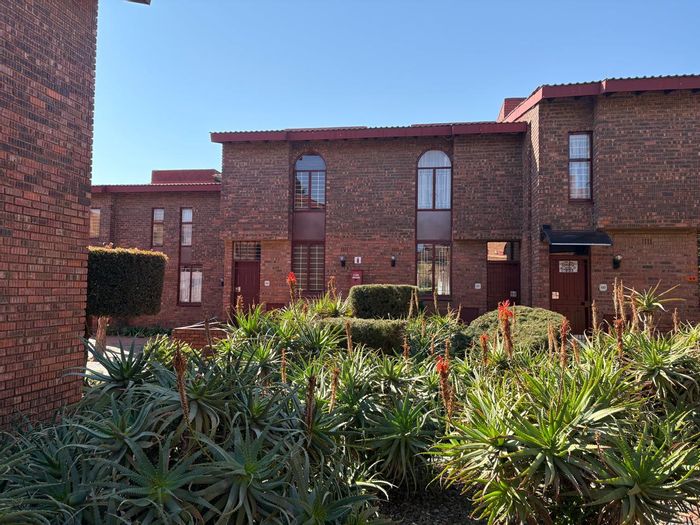 Townhouse for Sale in The Hill: 2 beds, pool, gardens, 24-hour security.