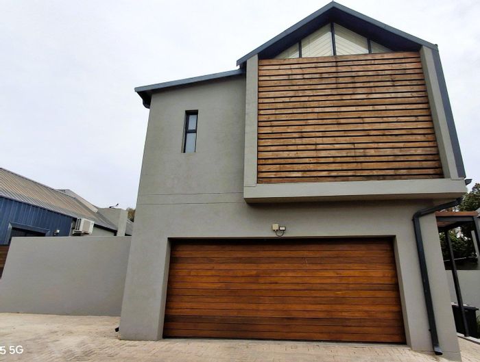 Cluster home in Ashlea Gardens To Rent: 3 beds, braai room, staff quarters.