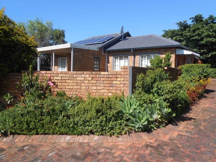 For Sale: Spacious Townhouse in Roodepoort Central with pool, garden, and double carport.