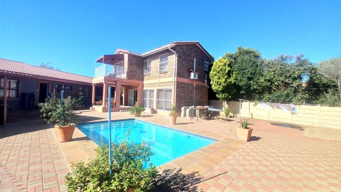 For Sale: House in Fauna with flatlets, pool, and ample parking options.