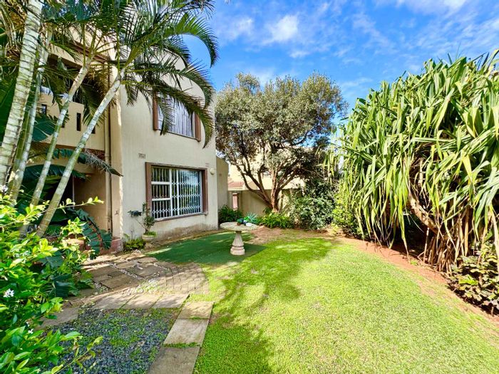 Townhouse To Rent in Durban North Central: 3 beds, pool, pet-friendly, A/C.