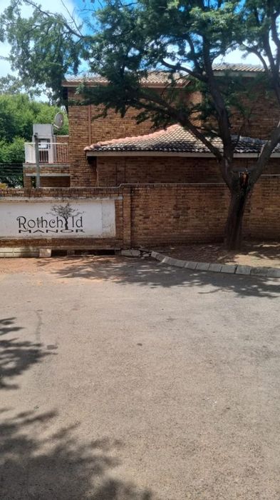 3-Bedroom Townhouse For Sale in Roodepoort Central, near shopping and schools.