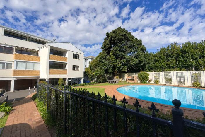 Claremont Apartment To Rent: 2 Bedrooms, pool, braai area, secure complex.