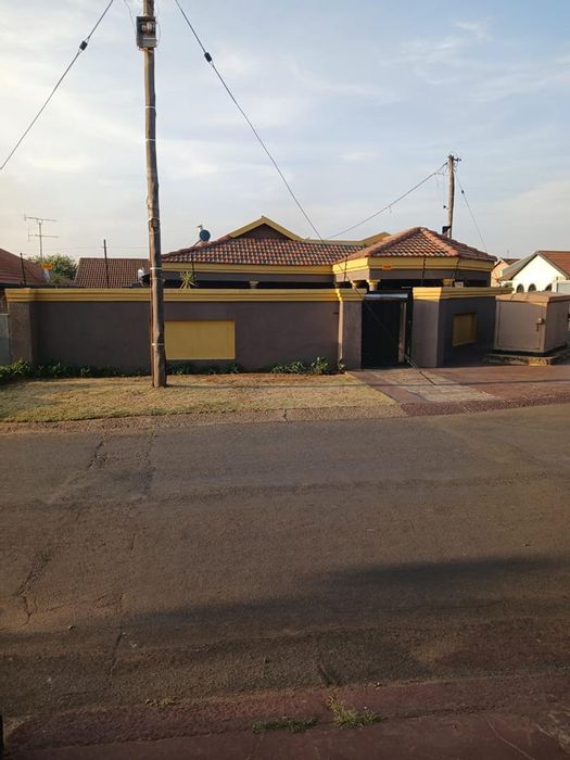 For Sale: House in Ennerdale Ext 5 with pool, garage, and electric fence.