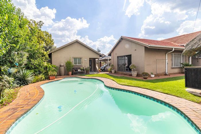 Brackendowns House For Sale: 5 bedrooms, pool, cottage, and entertainment area.