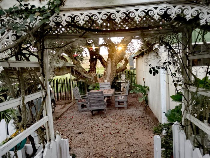 For Sale: House in Kaapsche Hoop with 5 beds, dual living, and indoor braai.
