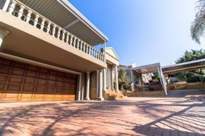 Glenvista House For Sale: 3 beds, pool, flatlet, double garage, staff accommodation.