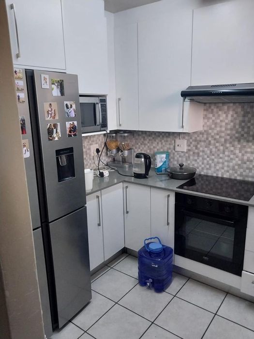 For Sale: 2 Bed Apartment in Sunnyside with garage, near Unisa and Jacaranda Hospital.