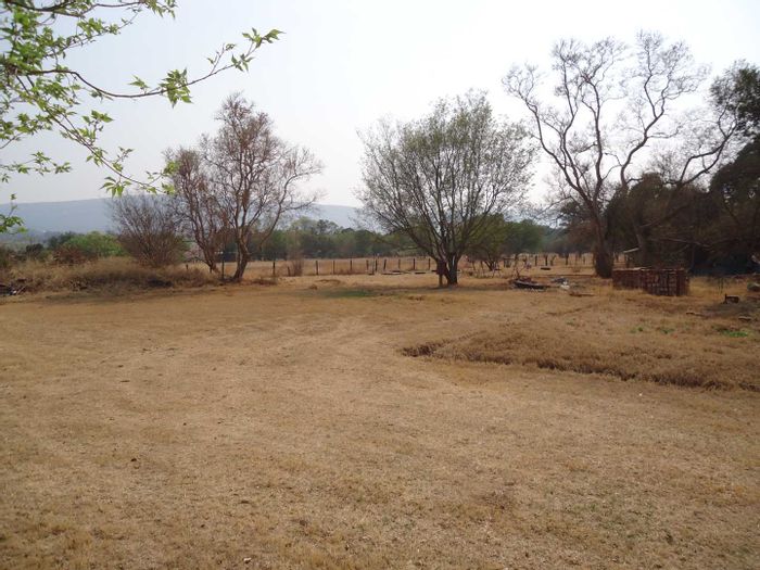 For Sale: Versatile smallholding in Magaliesmoot AH with multiple residences and borehole.