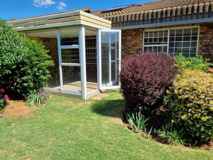 Norton Park Retirement Village For Sale: Renovated living space, library, braai area.