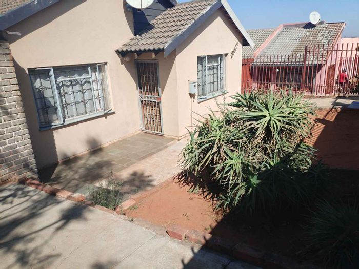 For Sale: Mamelodi house with 2 bedrooms, outside rooms, and spacious yard.