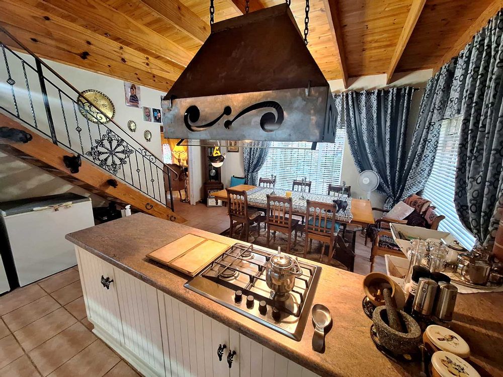 Open plan kitchen and dining room