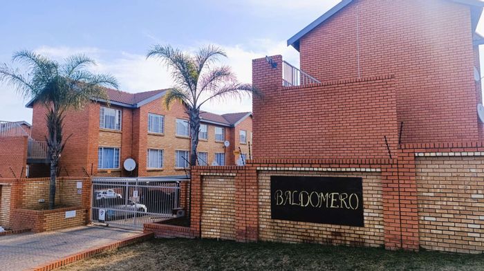 For Sale: Apartment in The Reeds Ext 5 with communal amenities and fibre internet.