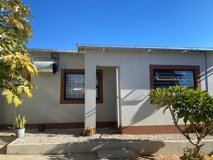 To Rent: Apartment in Otjiwarongo Central with 2 bedrooms, parking, and DStv.