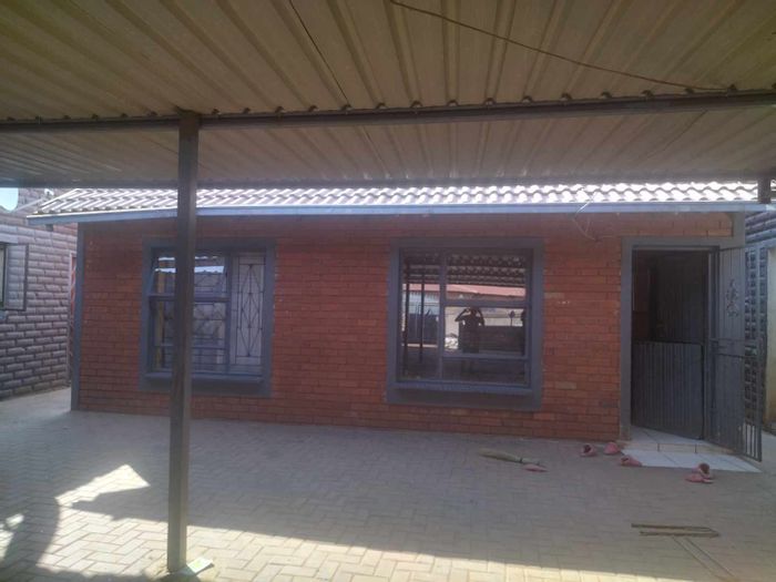 For Sale: House in Soshanguve Ext with 8 rental rooms and paved yard.