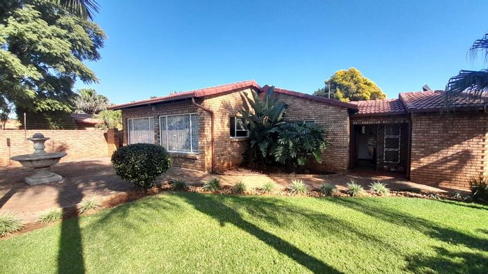 4-Bedroom House For Sale in Birchleigh North with spacious living and parking.