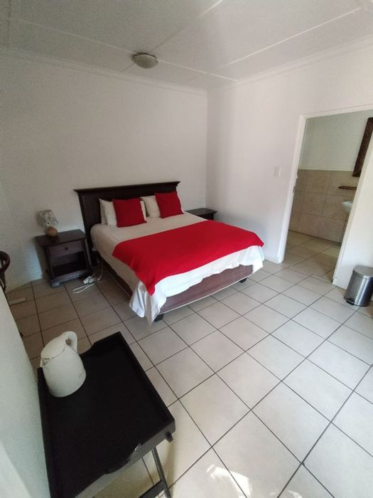 Edenvale Central Apartment To Rent: 1 bed, pool, braai area, secure parking.