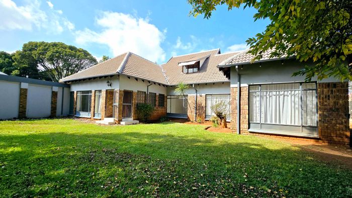 Elarduspark House For Sale: 5 bedrooms, pool, bar, wellness room, 4-car garage.