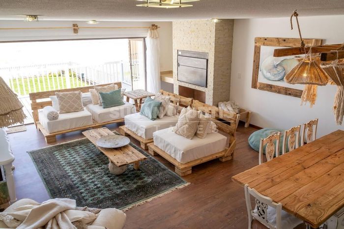 3-Bedroom Long Beach Townhouse To Rent with indoor/outdoor BBQ and double garage.