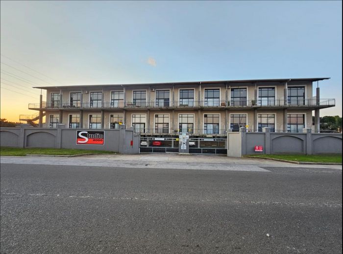 Cotswold Apartment To Rent: Open-plan loft, gym, pool, secure parking, fibre ready.