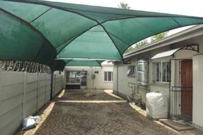 Cottage in Claremont To Rent: 1 bedroom, parking, close to amenities.