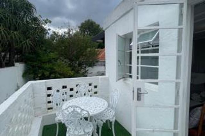 Parkhurst Cottage To Rent: Furnished, balcony, WiFi, parking, ideal for single professionals.