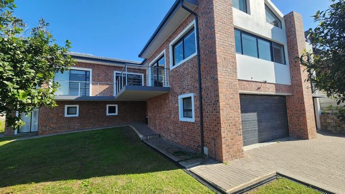 For Sale: Spacious 5-bedroom house in Tergniet with sea views and guest wing.