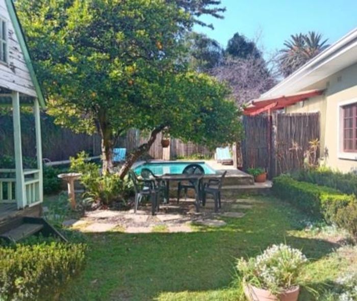 House To Rent in Highlands North: 2 beds, pool, garden, Wi-Fi included.