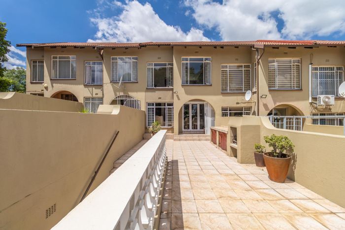 Quellerina Townhouse For Sale: 2 beds, pet-friendly, automated garage, pool access.