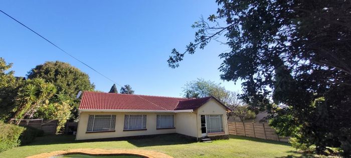 House for Sale in Brackendowns: 3 beds, flatlet, pool, large garden.