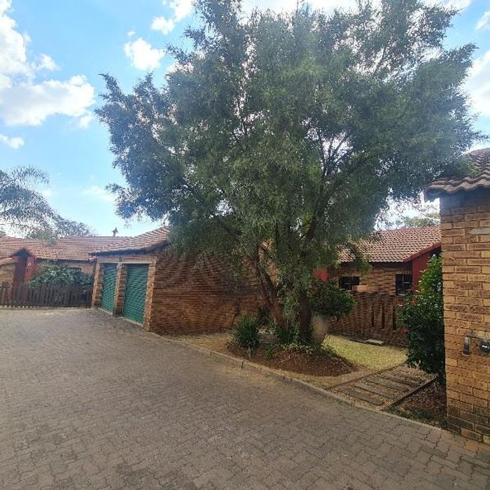 Property #2403570, Townhouse For Sale in Moreleta Park